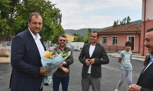 İznik Belediyesi ilçe merkezi ve 39 taşra mahallede yol seferberliği başlattı. Sıcak asfalt ve parke işleme çalışmaları aralıksız sürüyor