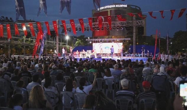 Aydın Büyükşehir Belediyesi kursiyerlerinden oluşan ritim grubu Aydınlılara doyumsuz bir gece yaşattı