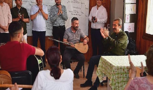 Başkan Soner Çetin kursiyerlerle türkü söyledi