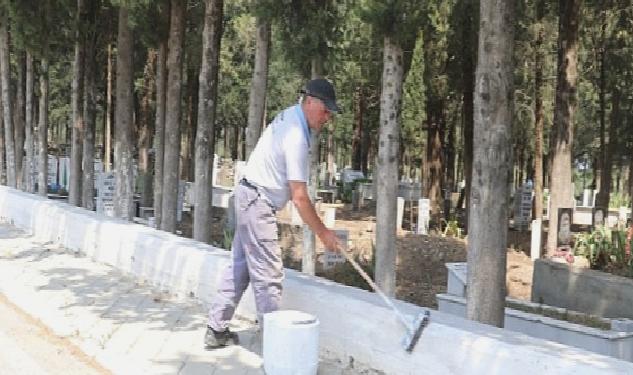 Burhaniye Belediyesi Mezarlıklar Bayrama Hazırlanıyor