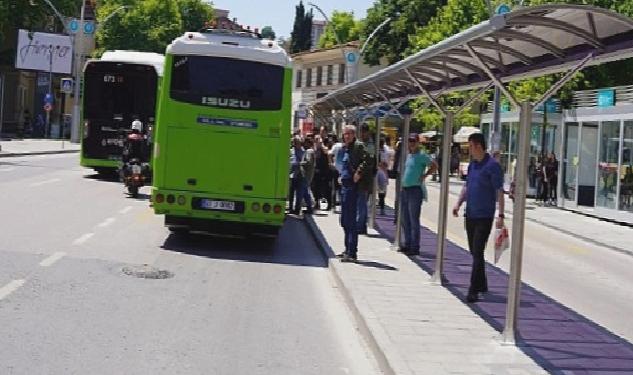 Büyükşehir 12 ilçede durakları yeniliyor