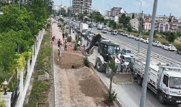 Büyükşehir Sakarya Bulvarı’nda kaldırımları yeniliyor