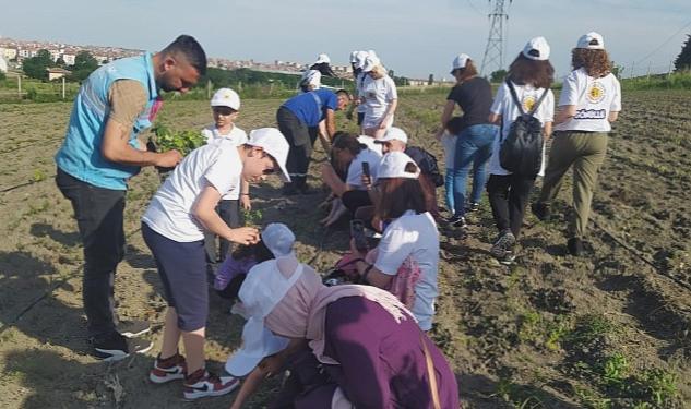 Çocuklar yerel fideleri toprakla buluşturdu