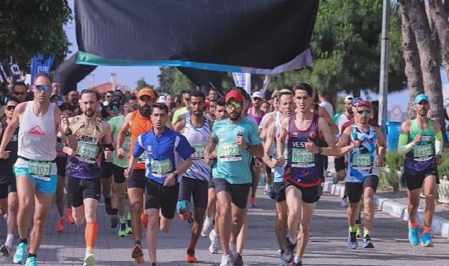 Ege’nin incisi Çeşme’de düzenlenen Salomon Çeşme Yarı Maratonu’nda birinciler belli oldu