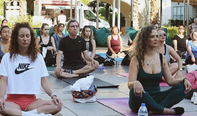 Karşıyaka’da en uzun güne yoga ile başladılar