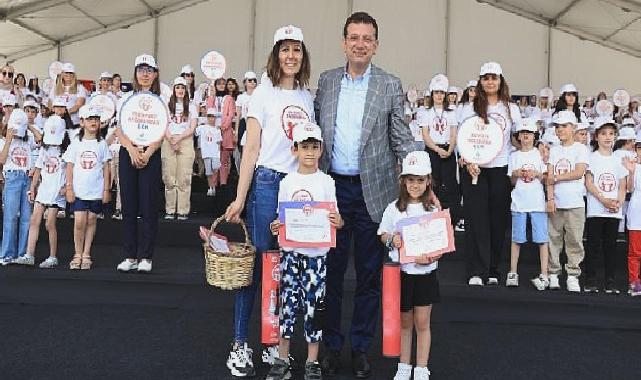 Kreş öğrencileri İmamoğlu’yla birlikte mezuniyet şapkalarını fırlattı