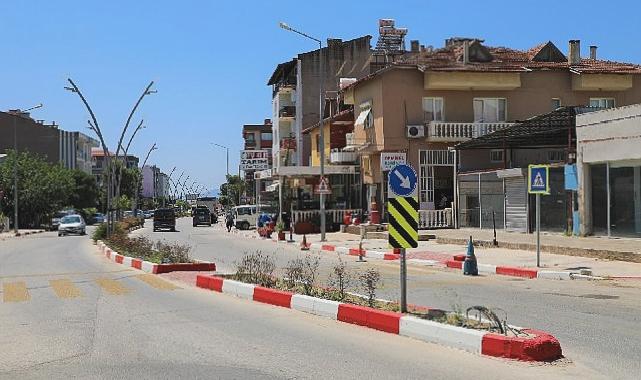 Menderes’te Kaldırımlar Kırmızı Beyaza Büründü