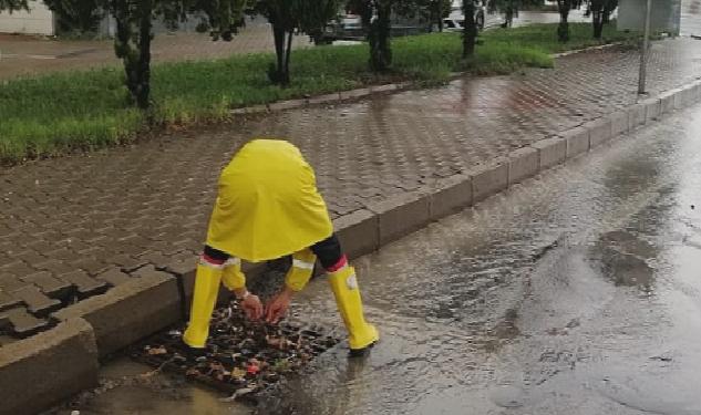 Nevşehir’de etkili olan sağanak yağış ve sonrasında belediye ekipleri yoğun bir çalışma yürüttü