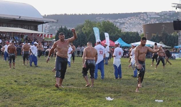 Sekapark Yağlı Güreşlerinde son 16 turu başpehlivanları belli oldu