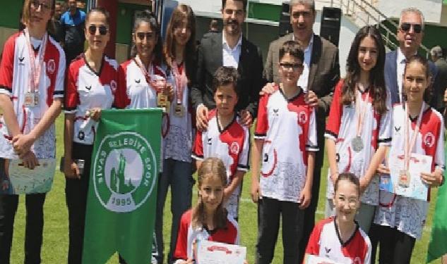 Sivas Belediyesi tarafından her yıl geleneksel olarak düzenlenen İlkokullar Arası Futbol Turnuvası sona erdi