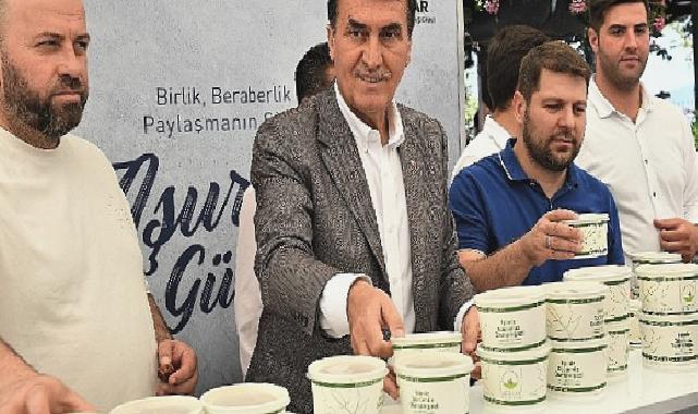 Başkan Dündar, vatandaşlara aşure ikram etti