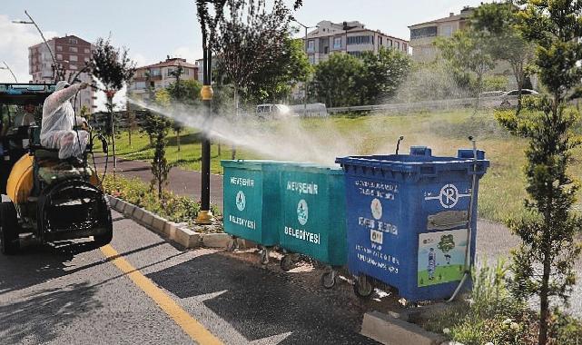 Belediye ekipleri sivrisinek ve haşereye karşı ilaçlama yapıyor 