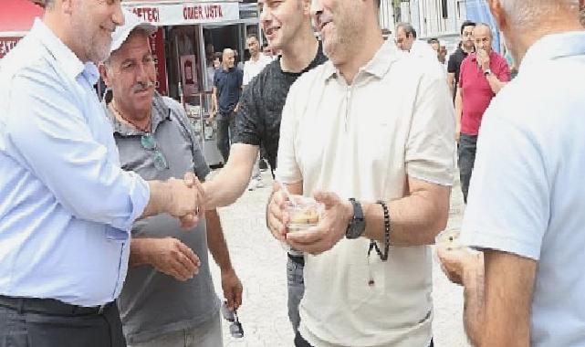 Canik Belediye Başkanı İbrahim Sandıkçı, vatandaşlara aşure ikram etti.