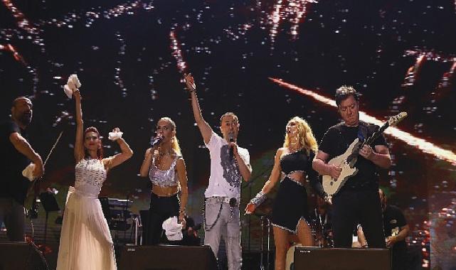 İstanbul Festivali’nde Hande Yener ve Serdar Ortaç Rüzgarı Esti