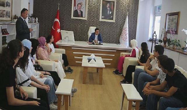 İzmir İl Milli Eğitim Müdürü Doç. Dr. Murat Mücahit Yentür LGS 2023’te Başarı Gösteren İmam Hatip Öğrencileriyle Bir Araya Geldi