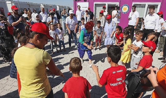 Koç Holding, Kahramanmaraş merkezli depremlerin ardından bölgede ilk günden bu yana yürüttüğü kapsamlı çalışmaları aralıksız sürdürüyor.