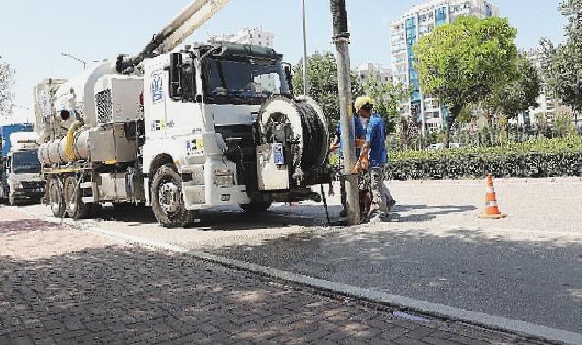 Konya Büyükşehir taşkın riskine karşı kanalizasyon hatlarını temizliyor