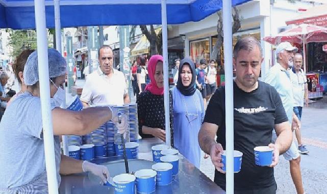 Antalya Büyükşehir aşure ikramına devam ediyor