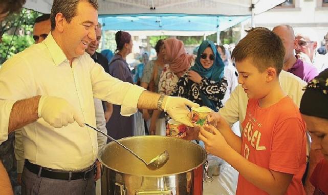 Bergama Belediye Başkanı Hakan Koştu aşure dağıttı