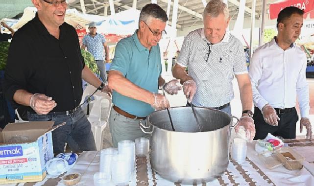 Kuzdere pazar yerinde vatandaşlara aşure ikramı