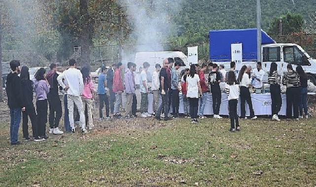 Başkan Topaloğlu’ndan öğrencilere mangal partisi