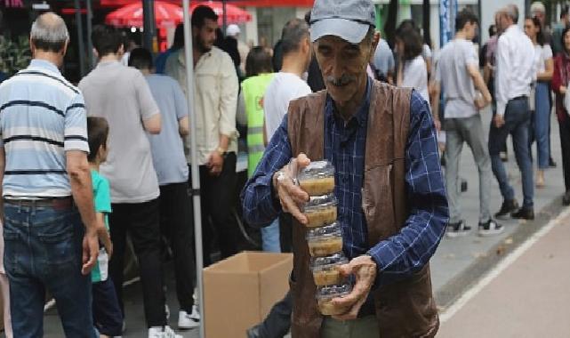 Büyükşehir’den Cumhuriyet Bulvarında aşure ikramı