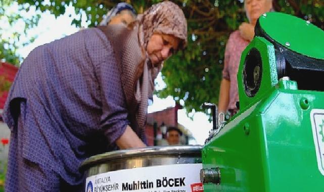 Büyükşehir’den Serik’e salça ve hamur yoğurma makinesi desteği 