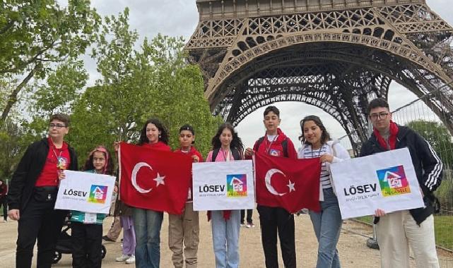 LÖSEV yurtdışı gezilerine devam ediyor. Lösemi ile mücadele eden ve tedavi süresince LÖSEV’den destek alan çocuklar dünyayı geziyor