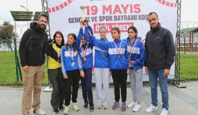 Küçükçekmece Belediyesi ve İlçe Milli Eğitim Müdürlüğü işbirliği ile okullar arası 19 Mayıs Gençlik ve Spor Bayramı kros yarışması düzenlendi