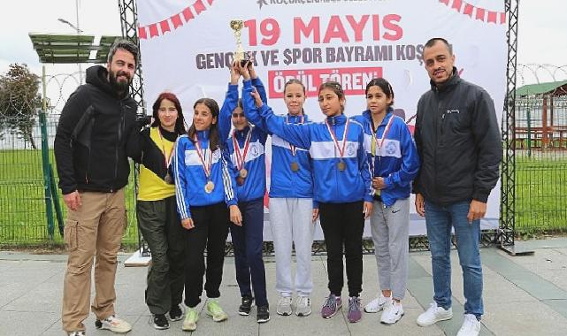 Küçükçekmece Belediyesi ve İlçe Milli Eğitim Müdürlüğü işbirliği ile okullar arası 19 Mayıs Gençlik ve Spor Bayramı kros yarışması düzenlendi