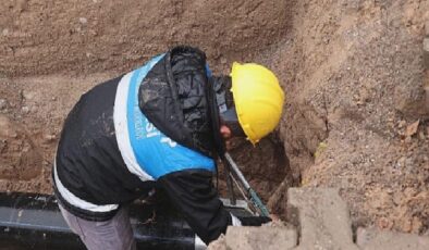 Nevşehir Belediye Başkanı Rasim Arı, Mehmet Akif Ersoy Mahallesi’nde meydana gelen su arızasına müdahale eden belediye ekiplerinin çalışma alanında incelemelerde bulundu