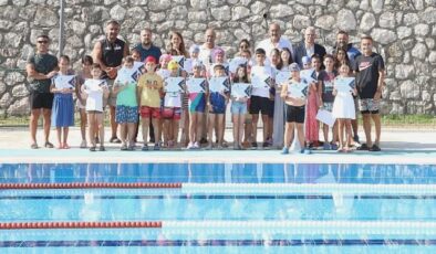 Mudanya Belediyesi tarafından düzenlenen yüzme kursları 1. Dönemi başarıyla tamamlandı. Yaklaşık 250 minik yüzücü düzenlenen törenle sertifikalarını aldı